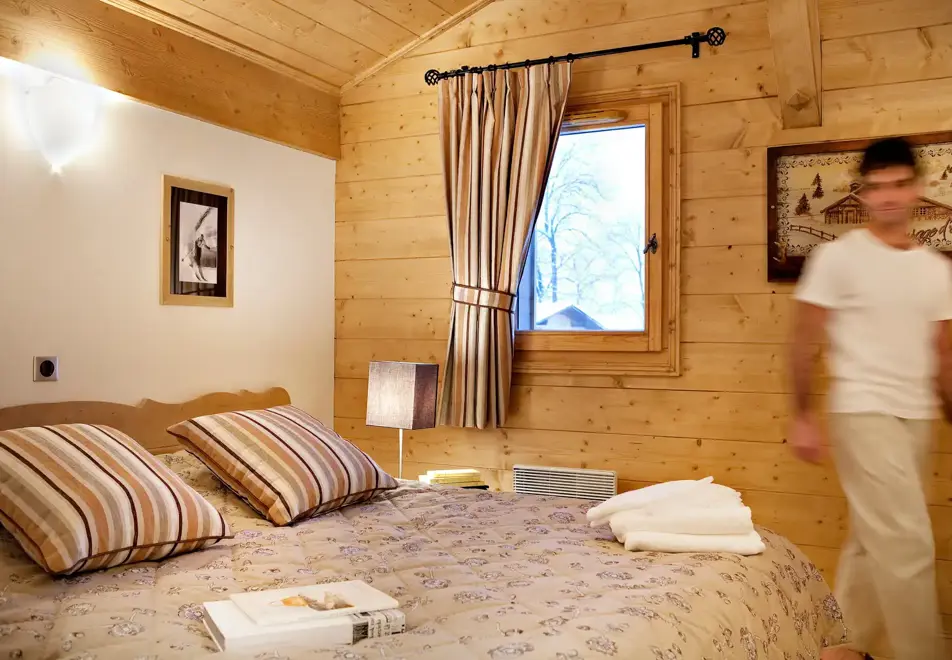 La Reine des Pres, Samoens (self catered apartments) - Typical double bedroom style