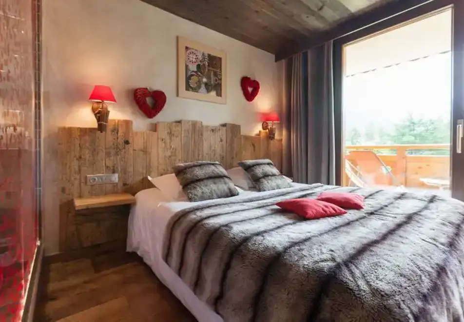 Cote Brune, Les 2 Alpes (hotel) - Typical superior south facing with shower