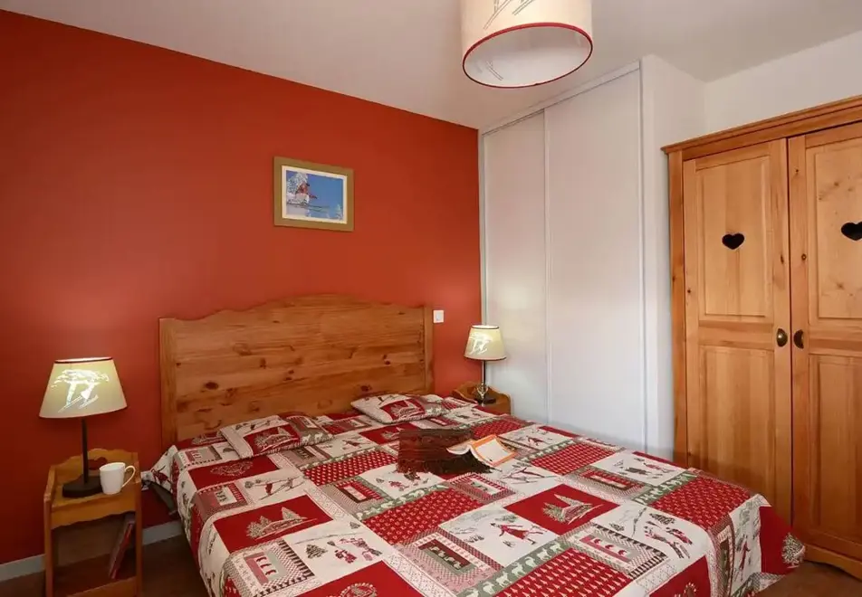 Ours Blanc, Les 2 Alpes (self catered apartments) - Double bedroom