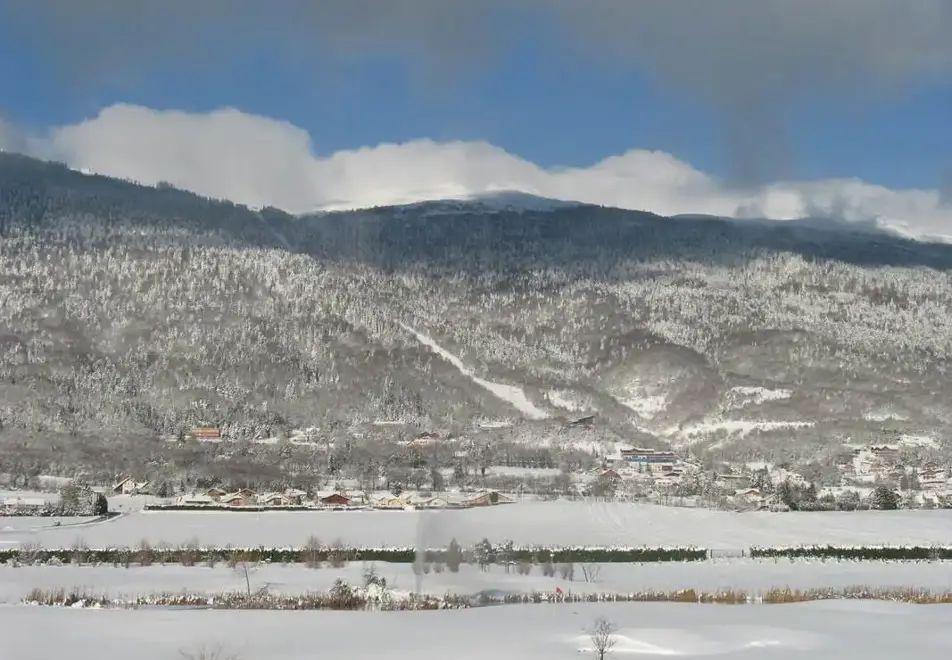 Jiva Hill Resort, Jura (Hotel) - Ski lift in background
