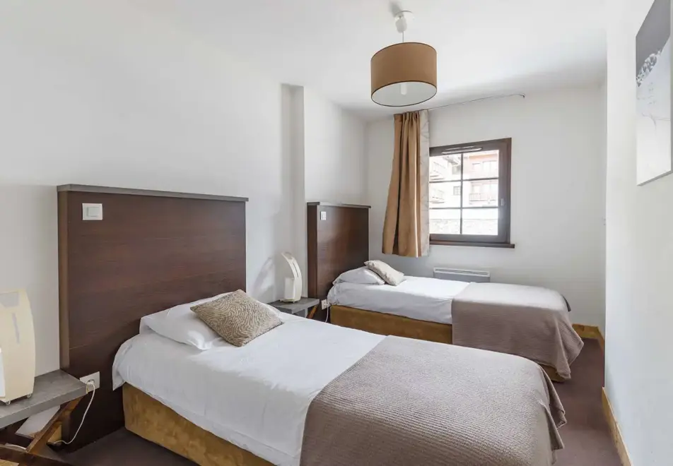 Les Fermes Emiguy, Les Gets (self catered apartments) - Twin bedroom