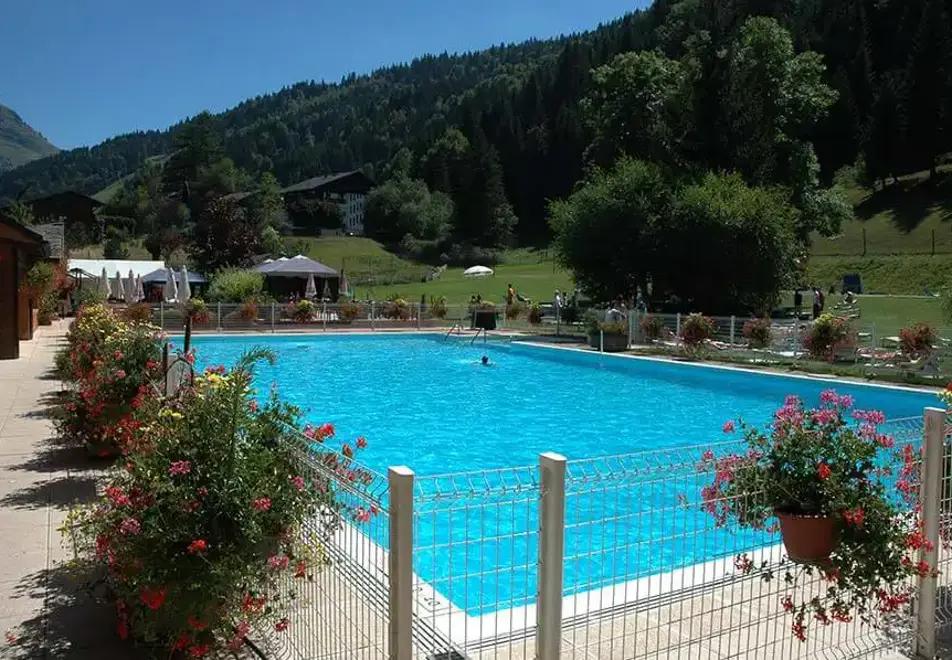 Le Cret, Morzine (hotel) - Outdoor pool