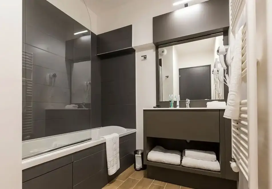 Isatis, Chamonix (self catered apartments) - Bathroom