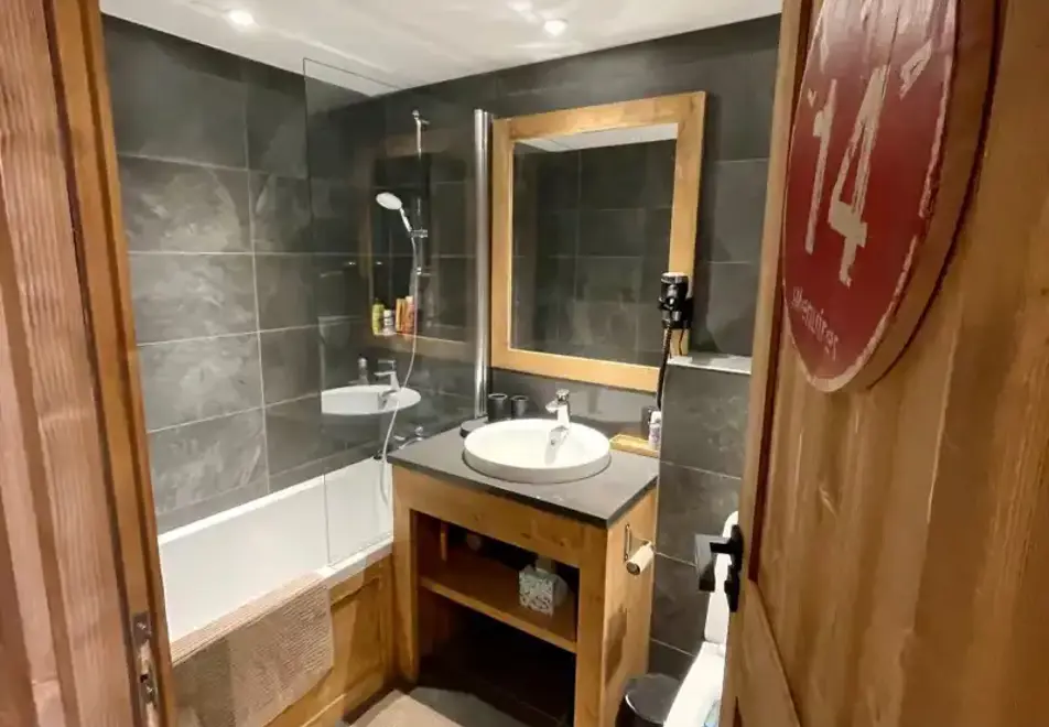 Chalet Felicita, St Martin de Belleville (self catered chalet) - Bathroom