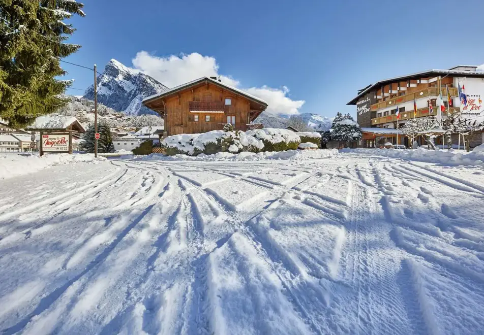 Neige et Roc, Samoens (hotel & apartments)