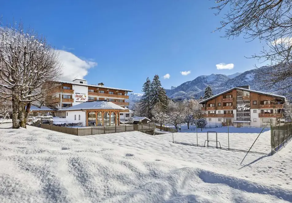 Neige et Roc, Samoens (hotel & apartments)