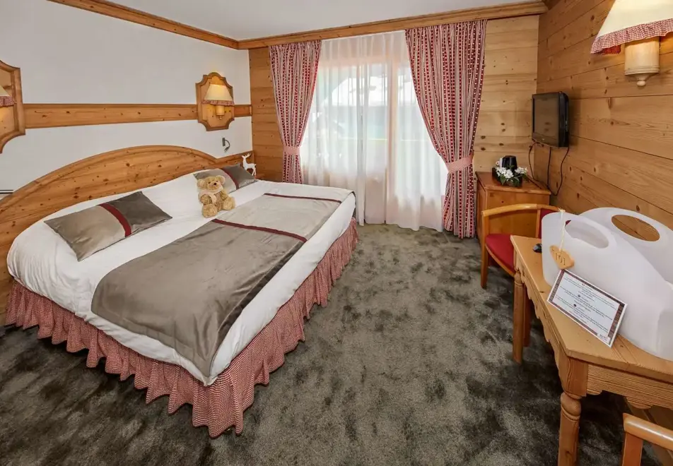 Neige et Roc, Samoens (hotel & apartments) - Hotel bedroom