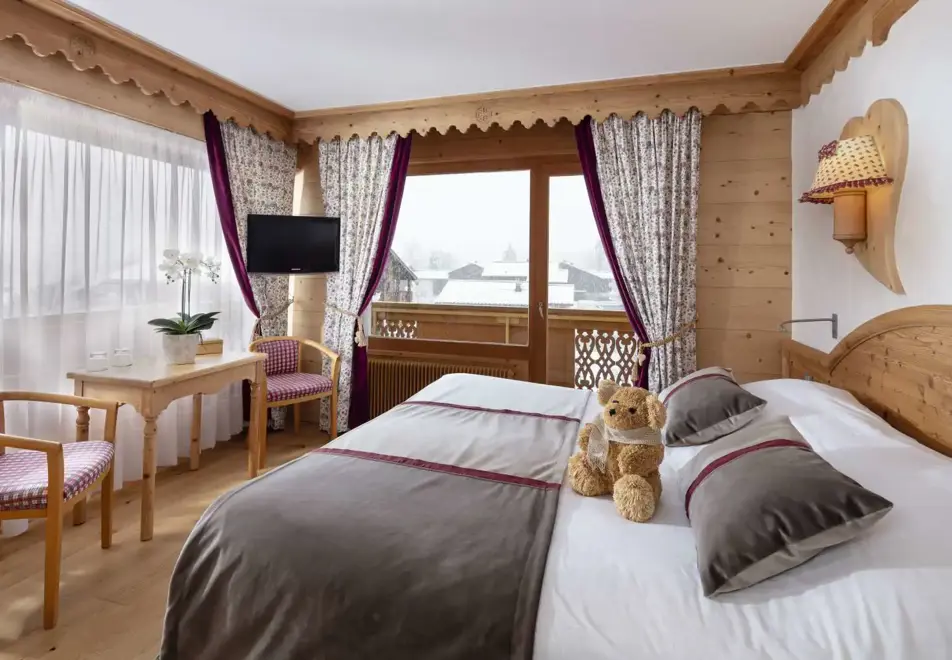 Neige et Roc, Samoens (hotel & apartments) - Hotel bedroom