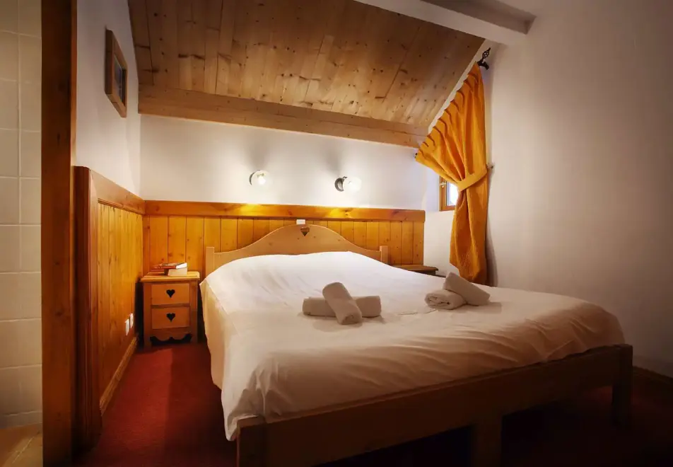 Chalet des Neiges, Oz (self catered apartment) - Double bedroom