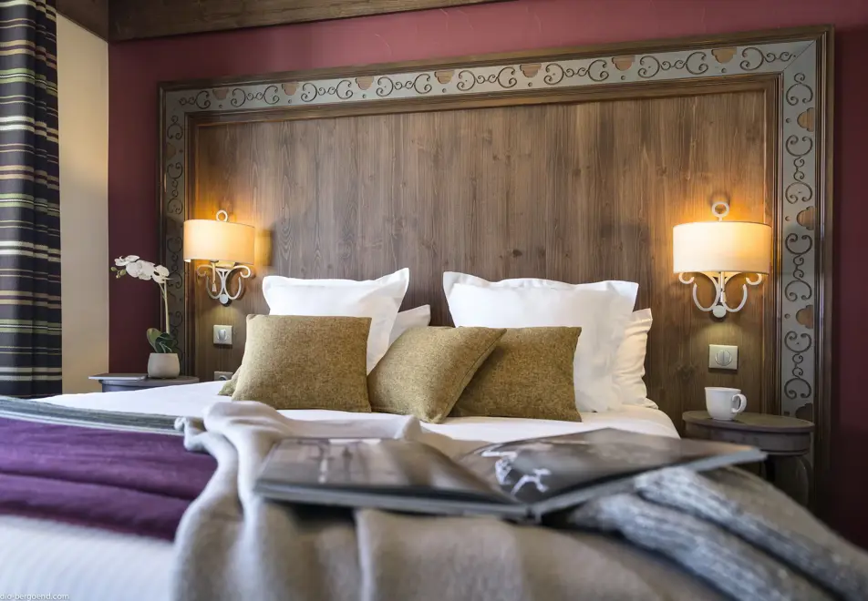 Le Hameau du Kashmir, Val Thorens (self catered hotel & apartments) - Typical double bedroom style (©Studio Bergoend)