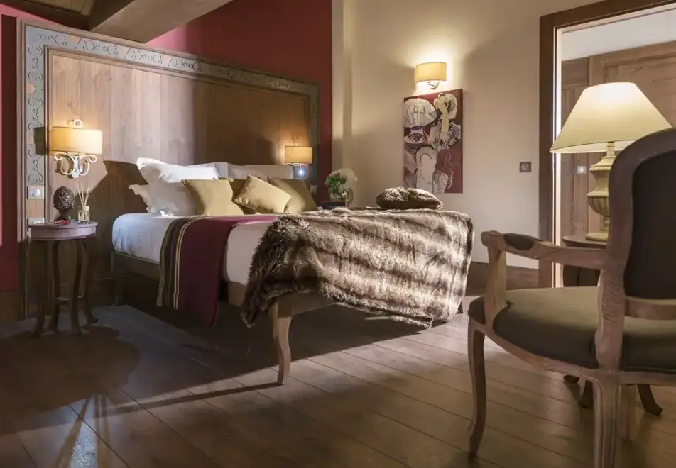 Le Hameau du Kashmir, Val Thorens (self catered hotel & apartments) - Typical suite prestige style (©Studio Bergoend)