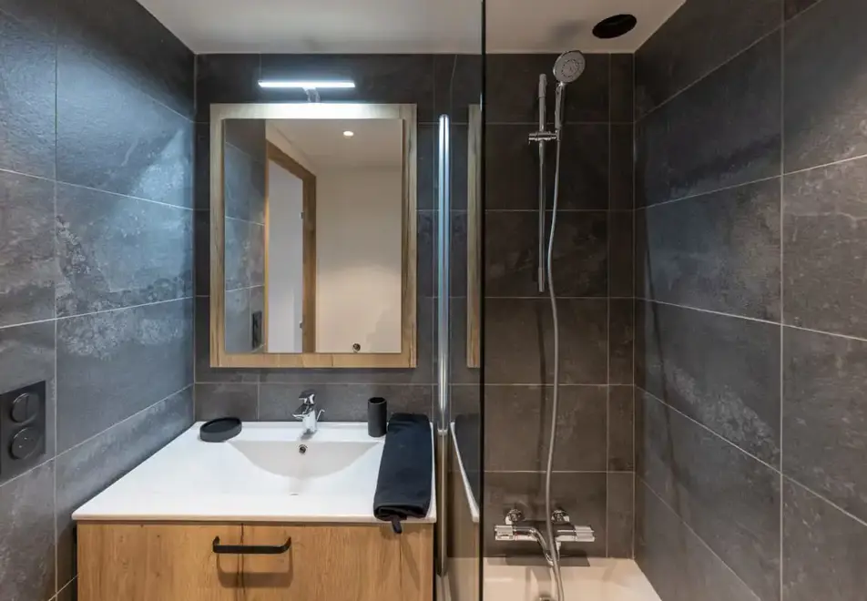 Cristal Lodge, Serre Chevalier (self catered apartments) - Typical style bathroom