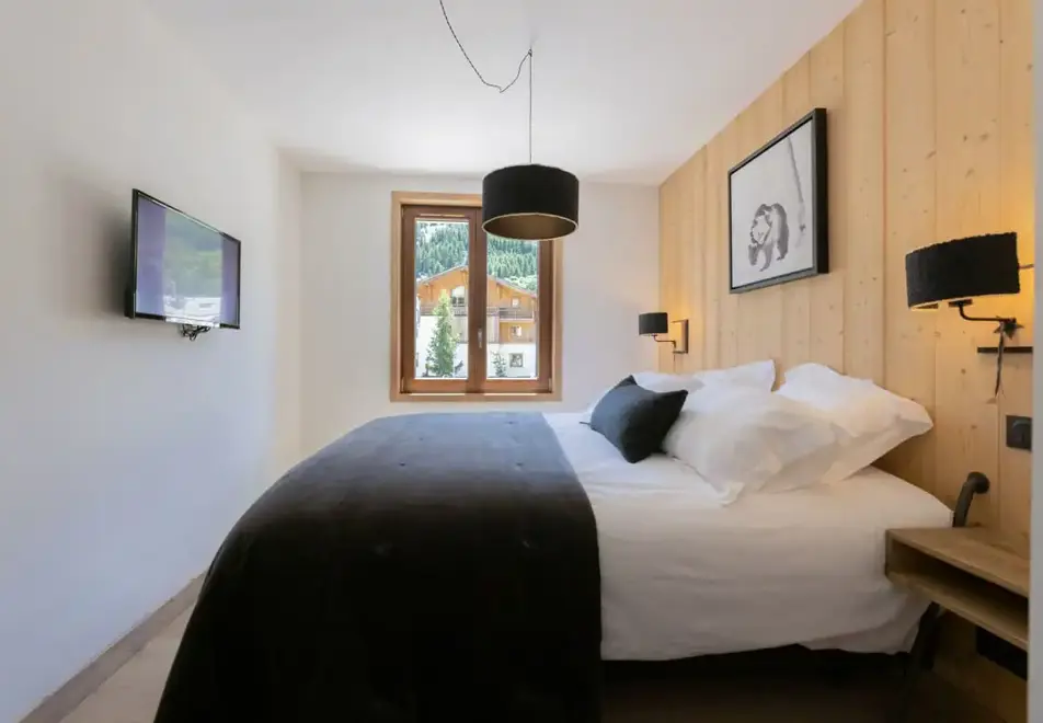 Cristal Lodge, Serre Chevalier (self catered apartments) - Typical style double bedroom
