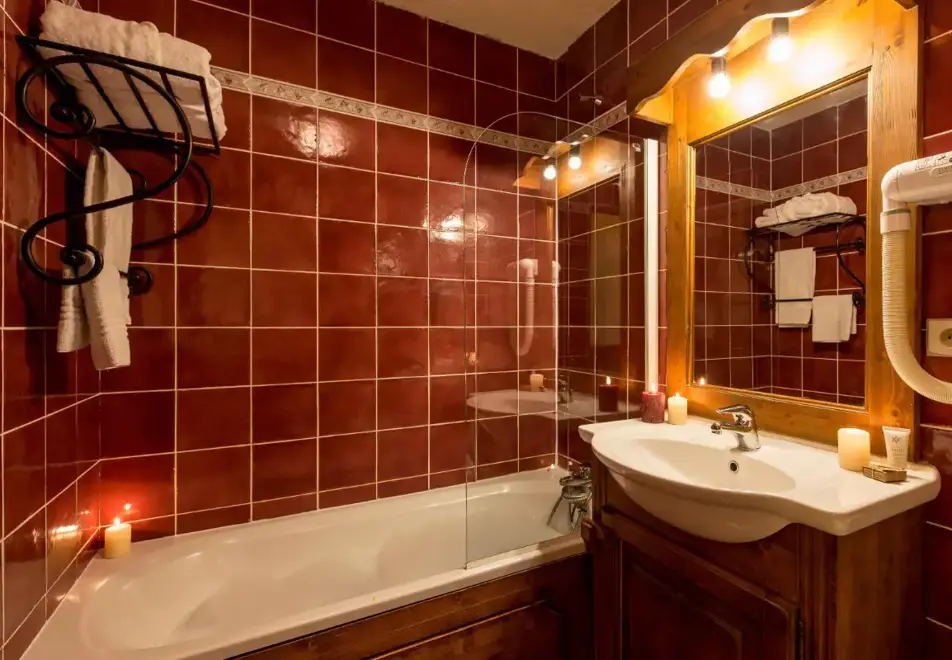 Chalet Altitude, Arc 2000 (Self catering apartment) - Typical bathroom style