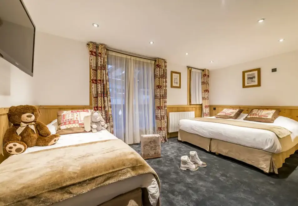 Eterlou, Meribel (hotel) - Typical Tradition triple room style