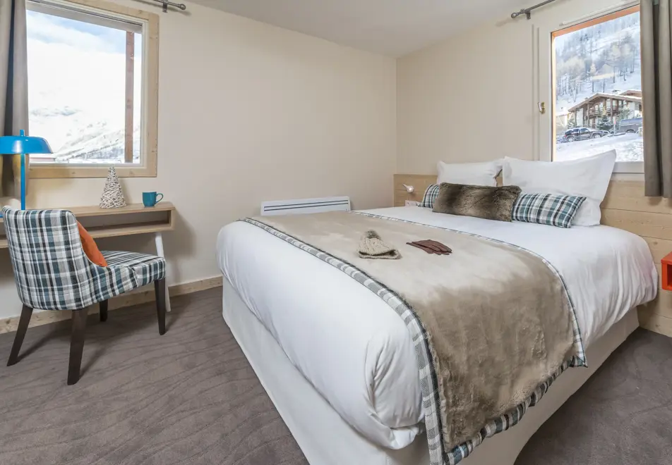 Chalets du Jardin Alpin, Val d'Isere (Espace Killy) - Double Bedroom (5 bed 10/12)