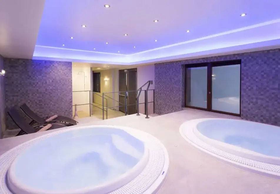 Les Arolles, Val Thorens (hotel) - Hot tubs