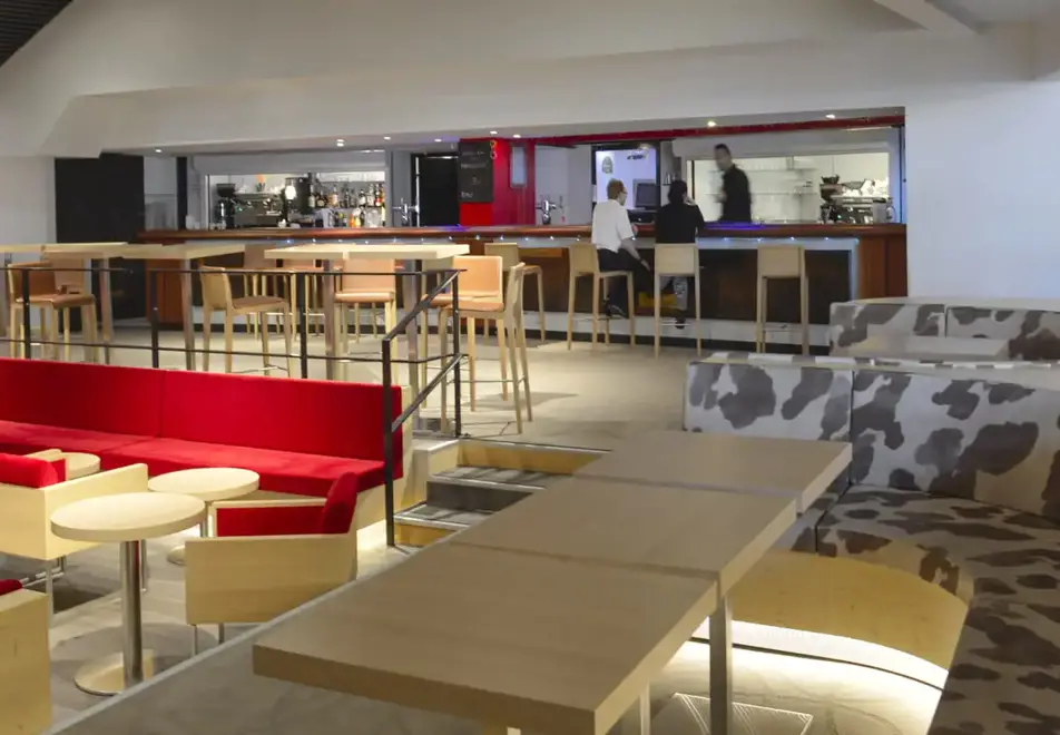 Les Arolles, Val Thorens (hotel) - Bar and theatre