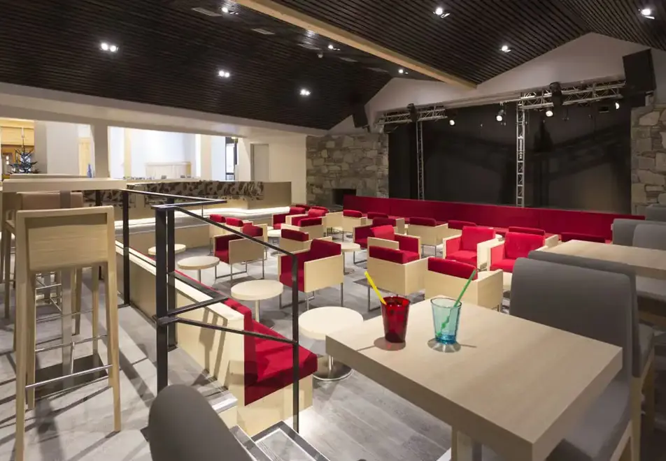 Les Arolles, Val Thorens (hotel) - Bar and theatre