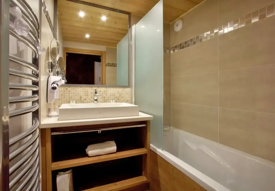 La Source des Arcs, Arcs 2000 (self catered apartments) - Typical bathroom style