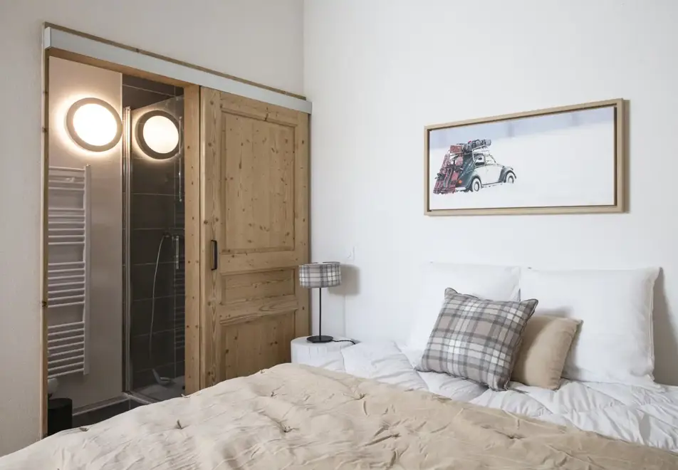 Les Edelweiss, Vaujany (self catered apartments) - Typical double room style