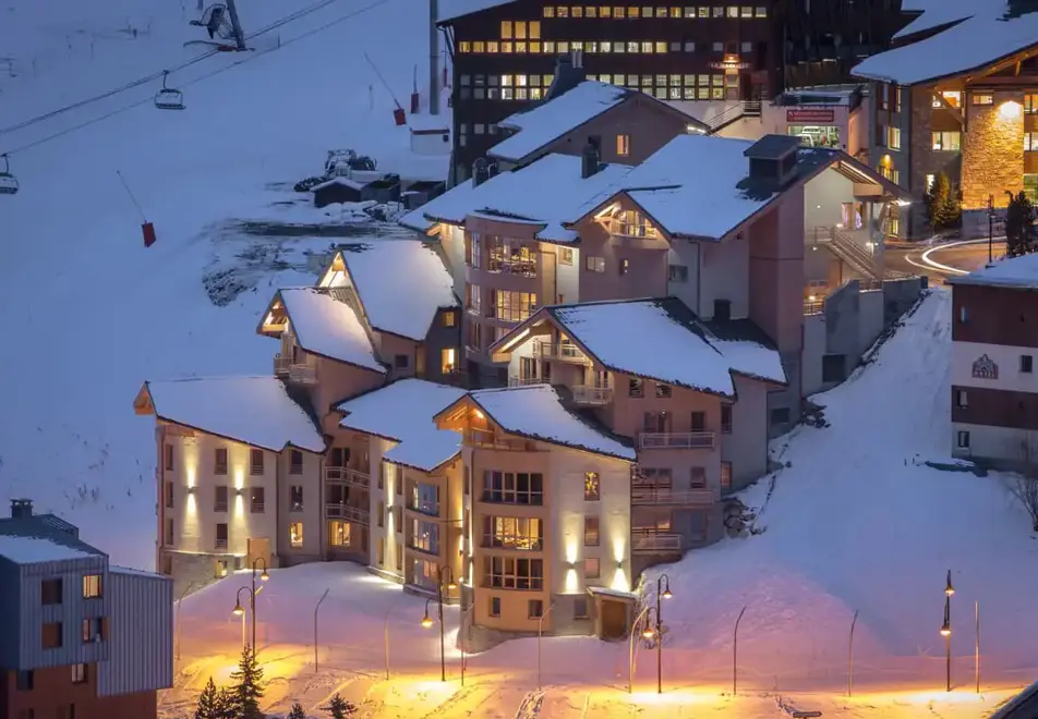 Le Taos, Tignes le Lac (self catered apartments & hotel) - At night