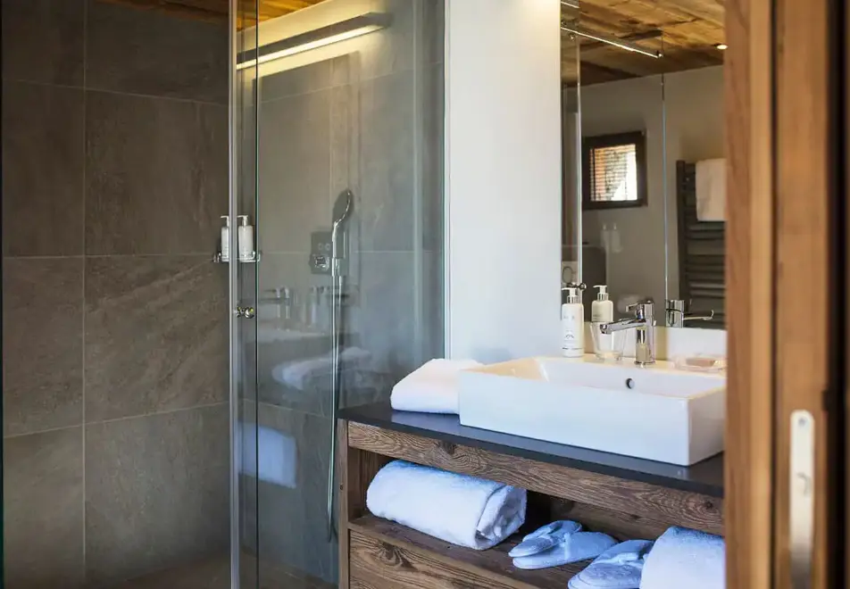 Chalet La Douceur - Chez Joseph, La Clusaz (self catered chalet) - Shower room (©Matthieu Cellard)