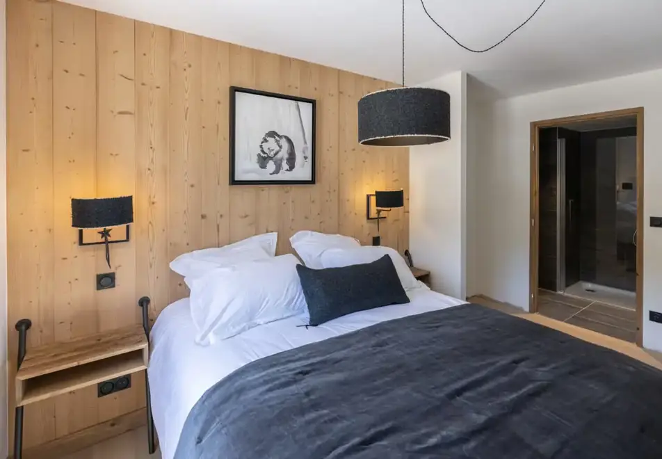Cristal Lodge, Serre Chevalier (self catered apartments) - Typical double bedroom style