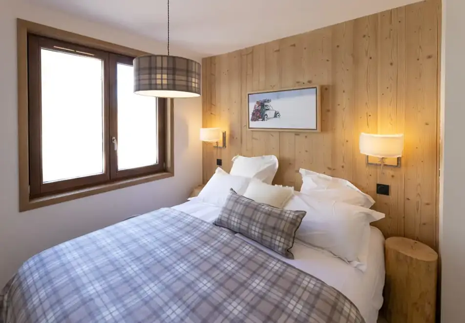 Cristal Lodge, Serre Chevalier (self catered apartments) - Typical double bedroom style