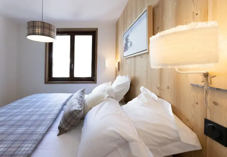 Cristal Lodge, Serre Chevalier (self catered apartments) - Typical double bedroom style
