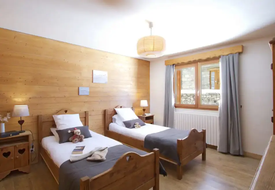 Chalet Alexandre, Les Deux Alpes (self catered chalet) - Twin bedroom