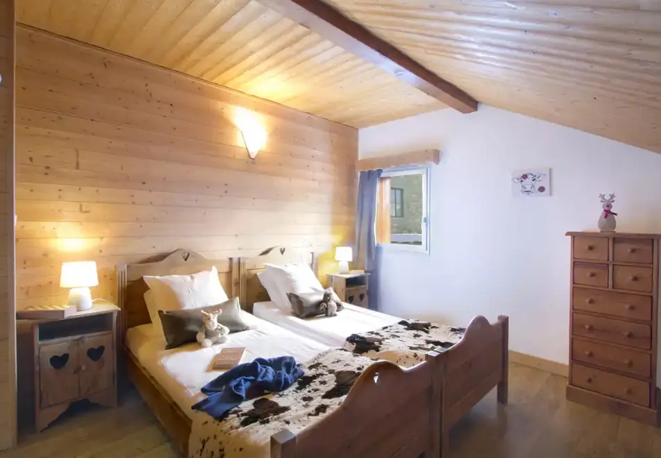 Chalet Alexandre, Les Deux Alpes (self catered chalet) - Twin bedroom