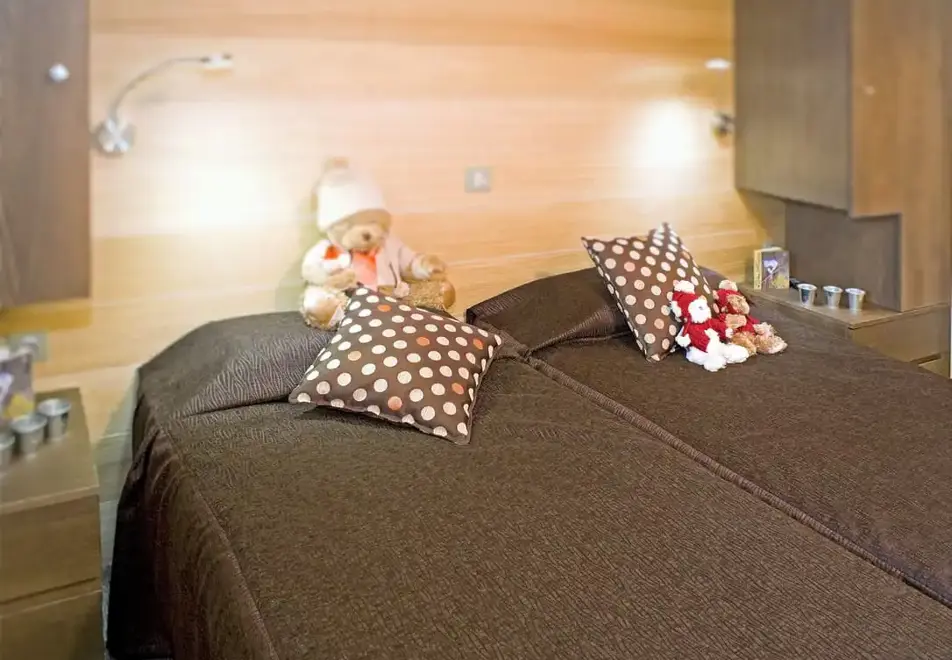 Village Montana, Val Thorens (self catered apartments) - Typical 4 bed duplex apartment style