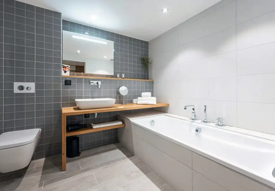 Voulez Vous, Tignes le Lac (hotel) - Typical bathroom style