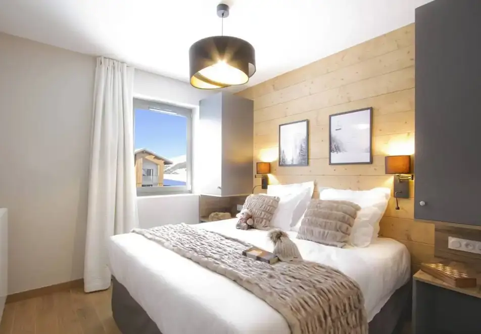 Eclose, Alpe d'Huez (self catered apartments) - Typical double bedroom style
