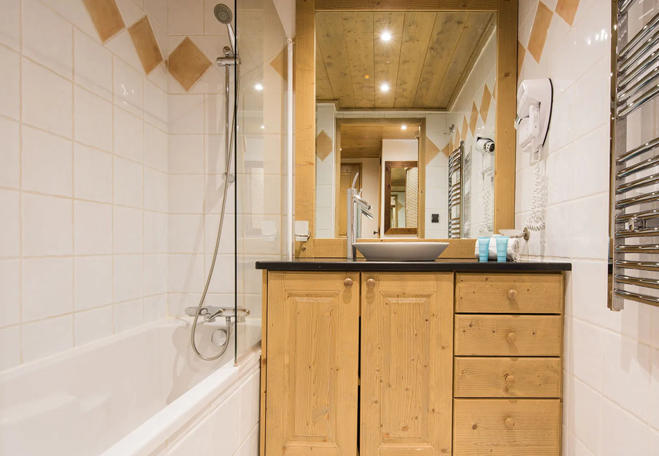 Le Nevada, Tignes Val Claret (self catered apartments) - Typical bathroom style