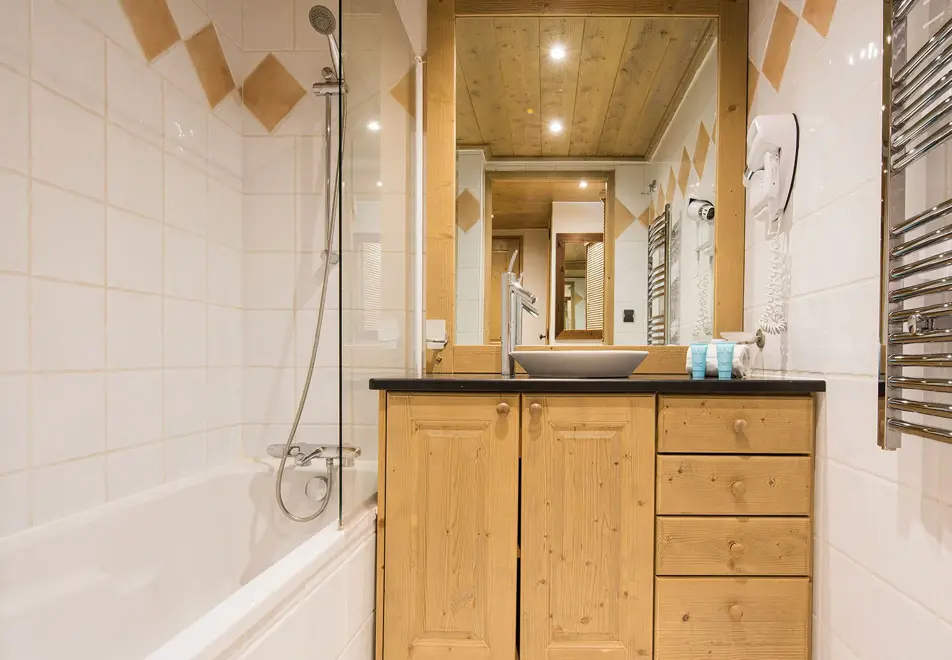 Le Nevada, Tignes Val Claret (self catered apartments) - Typical bathroom style