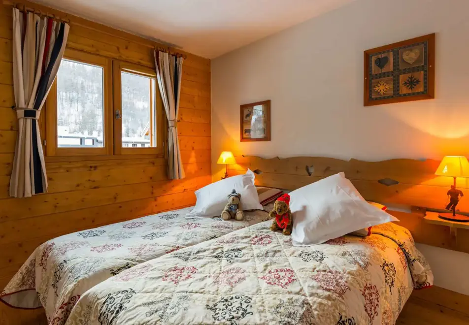 Le Hameau du Rocher Blanc, Serre Chevalier Chantemerle (self catered apartments) - Typical twin bedroom style