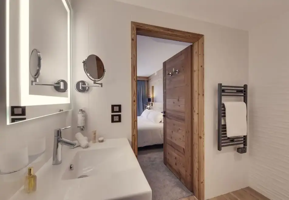 Avancher, Val d'Isere (self catered apartments & hotel) - Typical junior suite style in hotel
