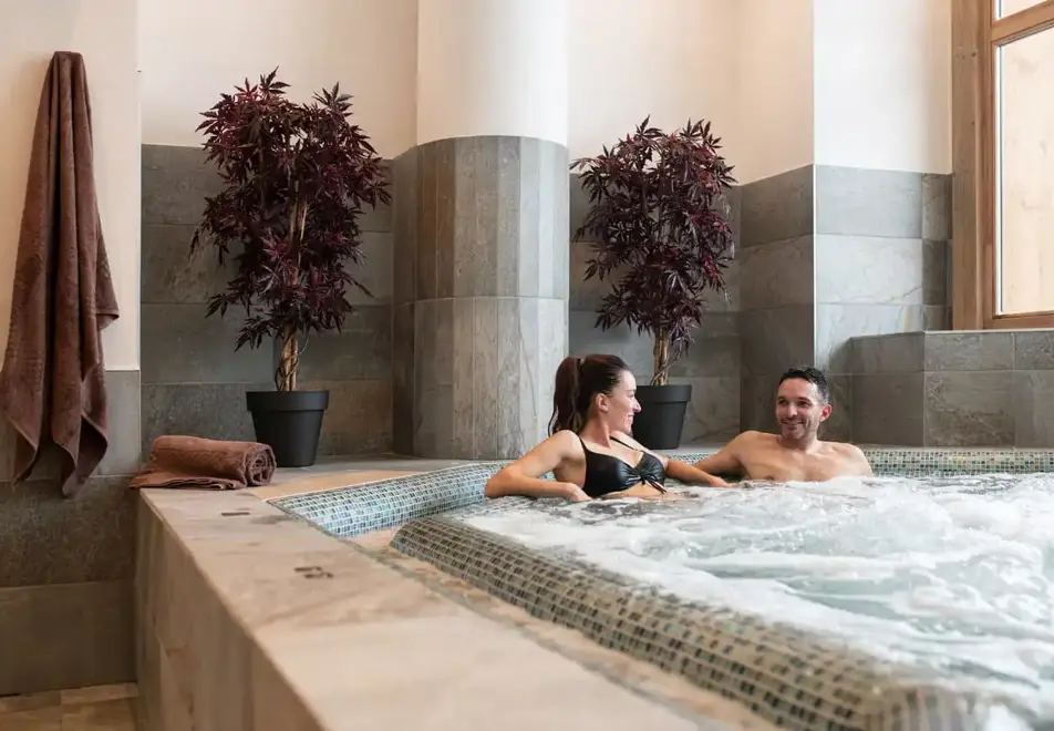 Lodge des Neiges, Tignes 1800 (self catered apartments) - Hot tub