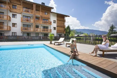 La Residence Club Samoens Village, Samoens (self catered apartments) - Outdoor pool (©Manureyboz)