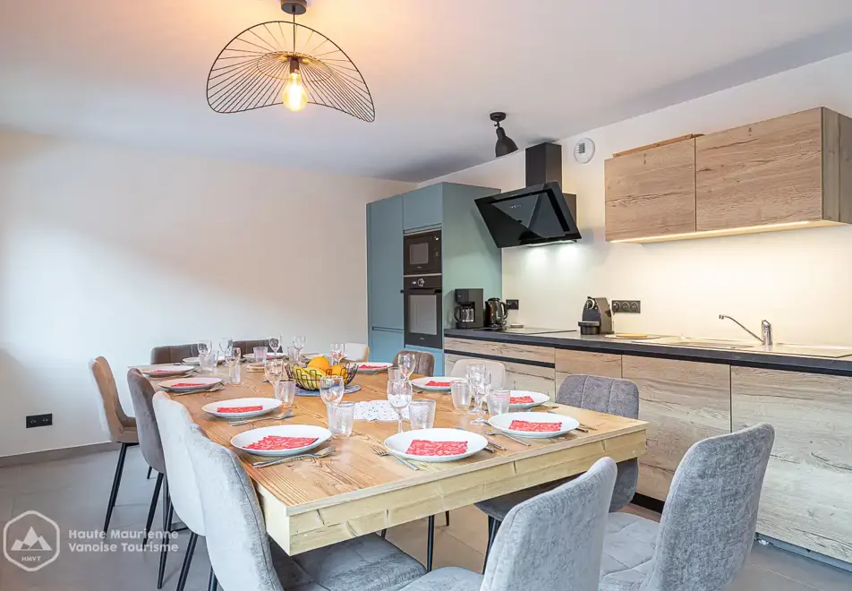 Chalet Arcelle, Val Cenis (self catered chalet) - Open plan kitchen and living area