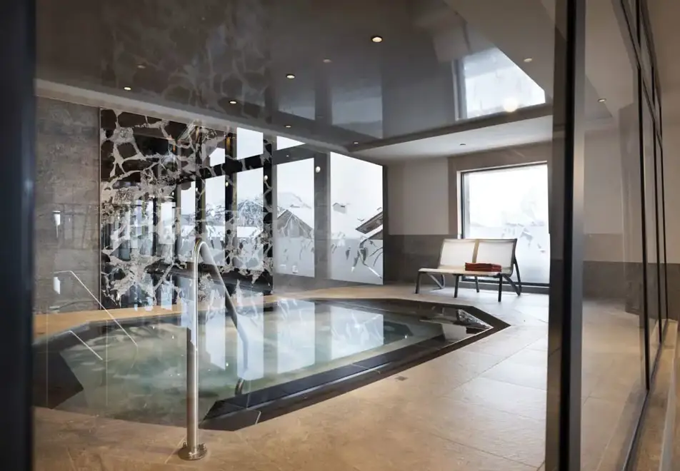 Alpen Lodge, La Rosiere (self catered apartments & hotel) - Hot tub