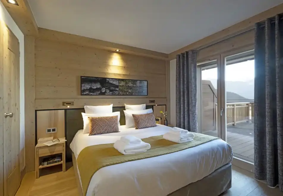 Alpen Lodge, La Rosiere (self catered apartments & hotel) - Typical double bedroom style