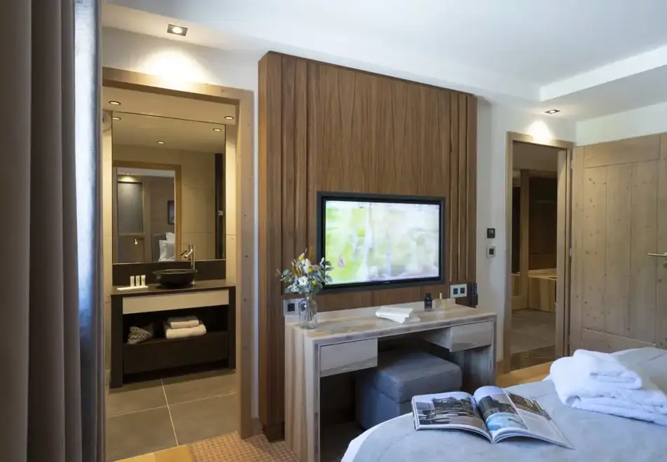 Alpen Lodge, La Rosiere (self catered apartments & hotel) - Typical family suite style