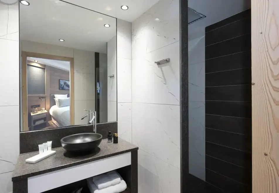 Alpen Lodge, La Rosiere (self catered apartments & hotel) - Typical family suite style