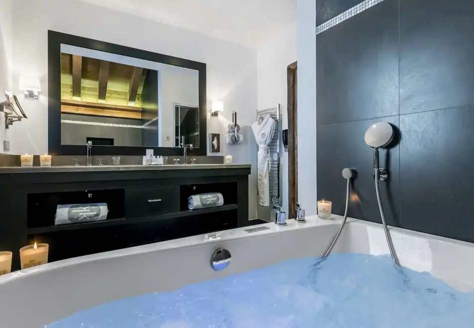 La Kaila, Meribel (hotel) - Typical suite kalia room style