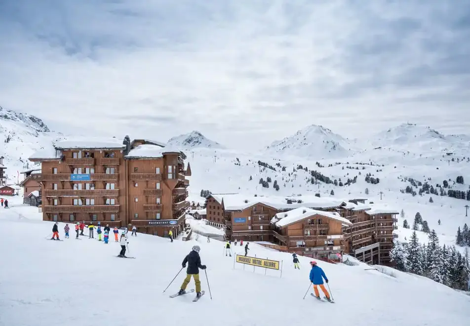 Les Balcons de Belle Plagne, Belle Plagne (hotel) - Hotel on left, ski-in/ski-out