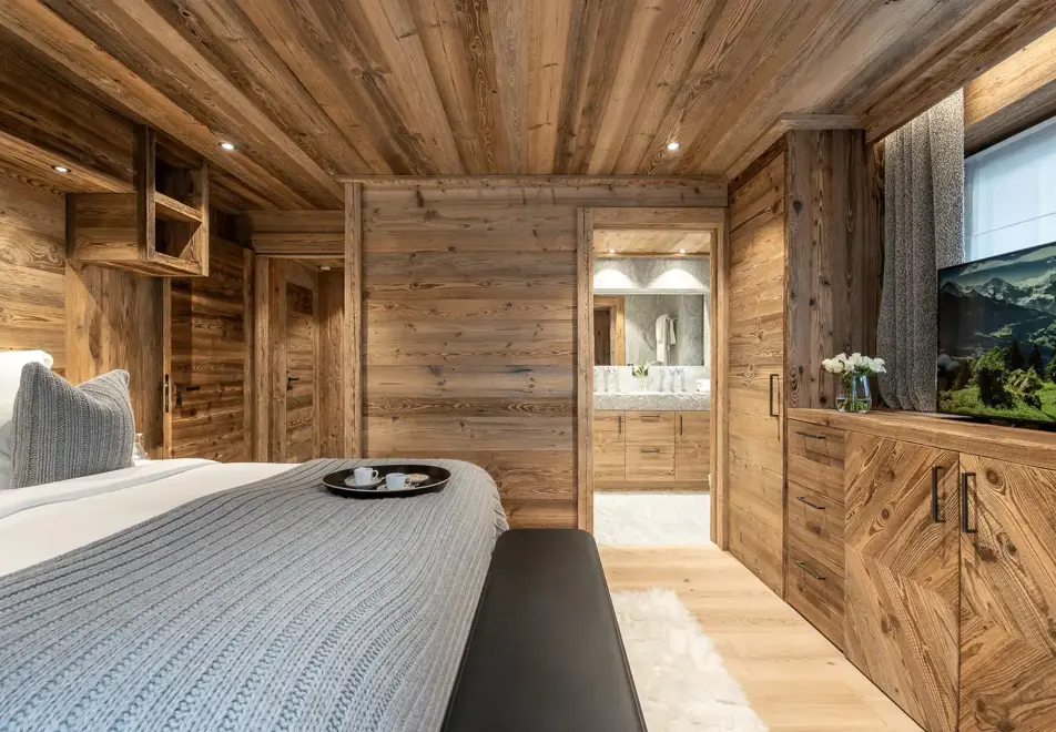 Chalet Alaska, Chamonix (self catered chalet) - Double bedroom (©Adam Johnston)