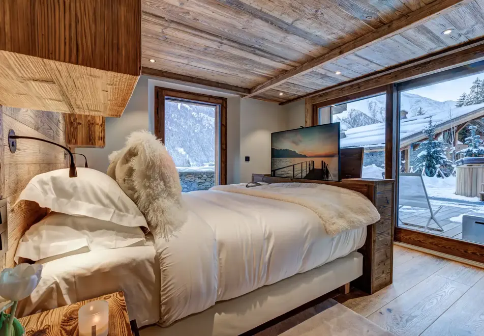 Chalet Azurite, Chamonix (self catered chalet) - Double bedroom (©Adam Johnston)